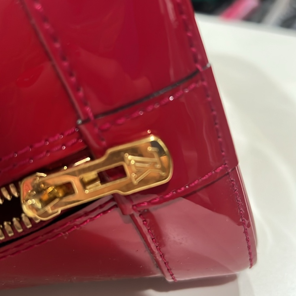 Louis Vuitton - Picture 8 of 12